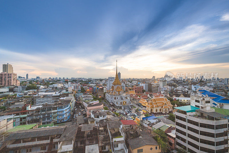 全景城市景观商业区(silom, Sathorn，曼谷，曼谷，泰国)从高空看高楼在黄昏